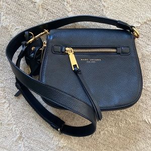 NWOT marc jacobs recruit nomad small pebbled leather saddle bag in black